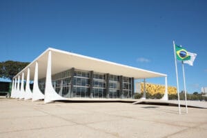 Fachada do Supremo Tribunal Federal em Brasília, onde será realizado o julgamento de Jair Bolsonaro e aliados entre 2 e 12 de setembro de 2024, com esquema especial de segurança implementado