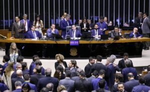 Deputados votando na Câmara durante aprovação da isenção do Imposto de Renda