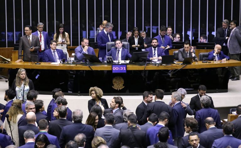 Deputados votando na Câmara durante aprovação da isenção do Imposto de Renda