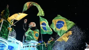Cena do desfile da escola de samba de Niterói que homenagenou Lula