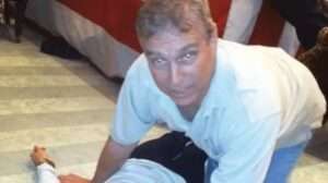 Fotos divulgadas nos arquivos de Epstein mostram ex-príncipe Andrew de quatro sobre uma mulher — Foto: Divulgação / Departamento de Justiça dos EUA