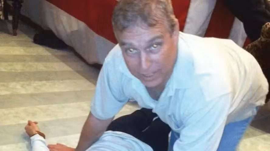 Fotos divulgadas nos arquivos de Epstein mostram ex-príncipe Andrew de quatro sobre uma mulher — Foto: Divulgação / Departamento de Justiça dos EUA