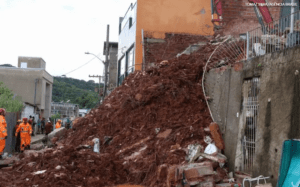 Casas destruídas no bairro Cerâmica, em Juiz de Fora