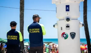 Voluntários em praia de Florianópolis