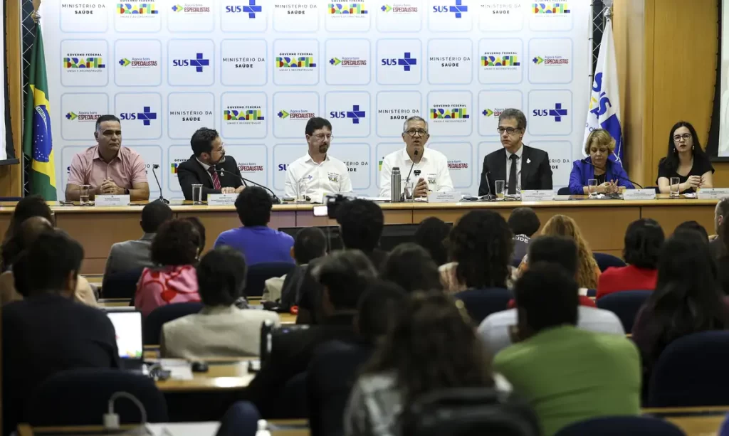 Ministro Alexandre Padilha durante entrevista coletiva