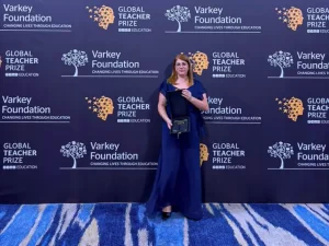 Professora Débora Garofalo ganha prêmio de professora mais influente do mundo em Dubai.