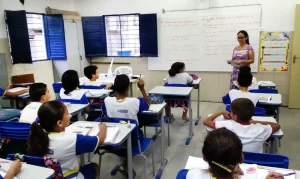Professora leciona em sala de aula