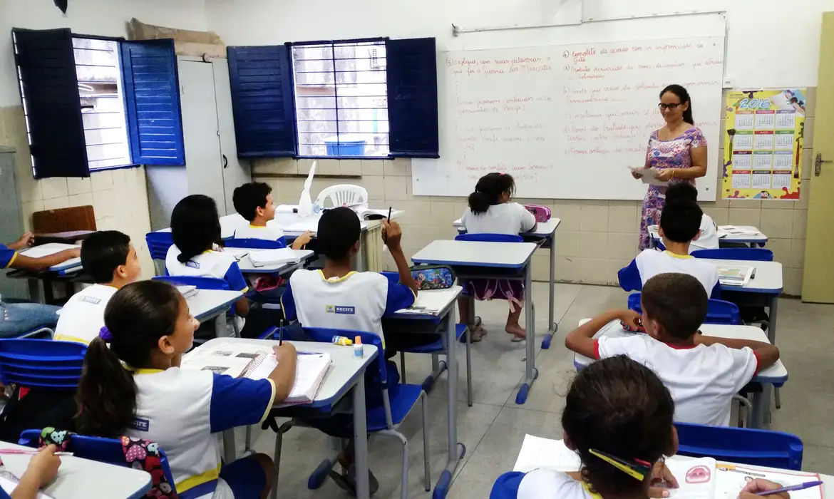 Professora leciona em sala de aula
