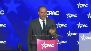 Eduardo Bolsonaro grava vídeo para o pai em evento nos EUA