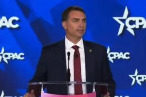 Flavio Bolsonaro discursa nos EUA