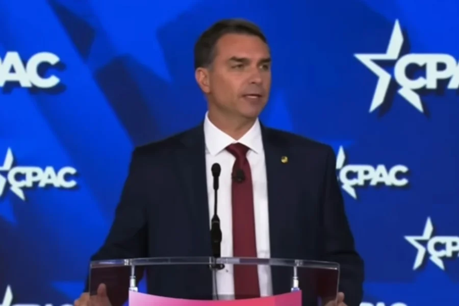 Flavio Bolsonaro discursa nos EUA