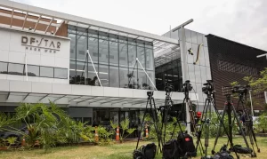 Câmeras da imprensa posicionadas em frente ao hospital DF Star