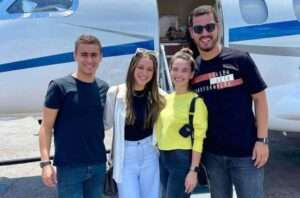 Nikolas ao lado de Batista, da mulher do pastor, Mariel, e da influenciadora cristã Jey Reis