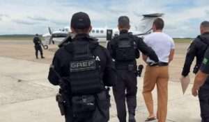 Daniel Vorcaro é conduzido por policiais federais a avião