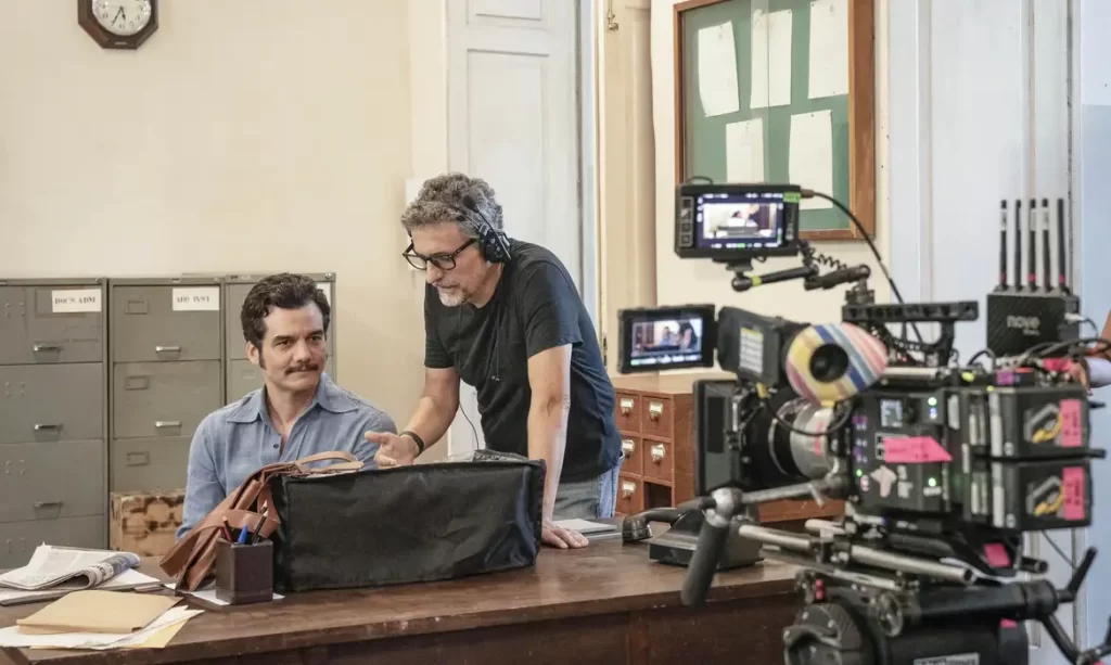 Wagner Moura e Kleber Mendonça Filho, em cena do filme O Agente Secreto
