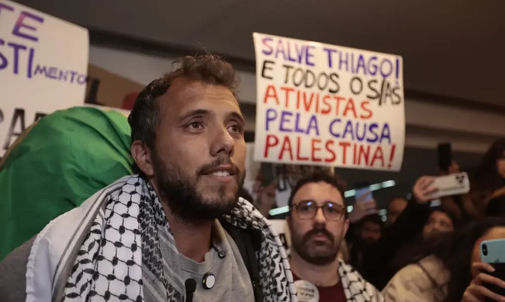 O ativista Thiago Ávila
