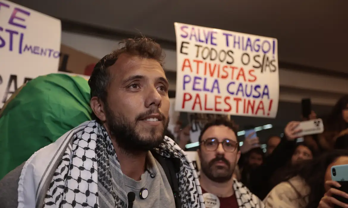 O ativista Thiago Ávila