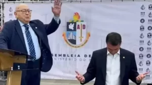 Flávio Bolsonaro participa de culto
