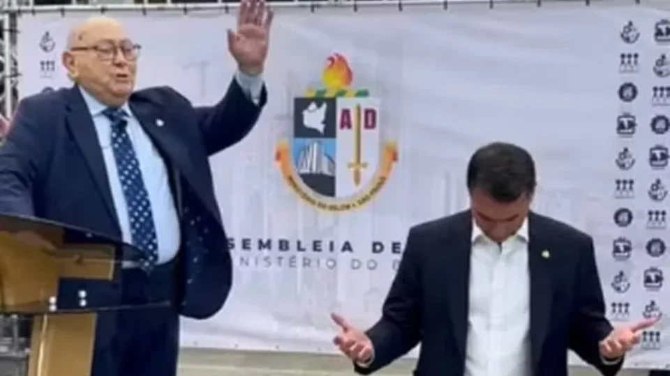 Flávio Bolsonaro participa de culto