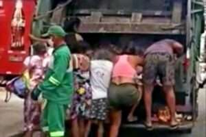 Vídeo mostra moradores buscando comida em caminhão de lixo em Fortaleza; Comida era descartada por supermercado no Bairro Cocó e iria para caminhão de lixo.