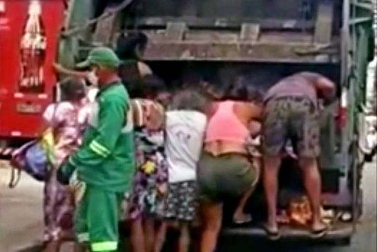 Vídeo mostra moradores buscando comida em caminhão de lixo em Fortaleza; Comida era descartada por supermercado no Bairro Cocó e iria para caminhão de lixo.