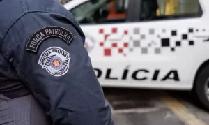 A policial militar Yasmin Ferreira foi suspensa de sua função pública por decisão judicial. A agente atirou e matou a Thawanna Salmázio, no dia 3 de abril.
