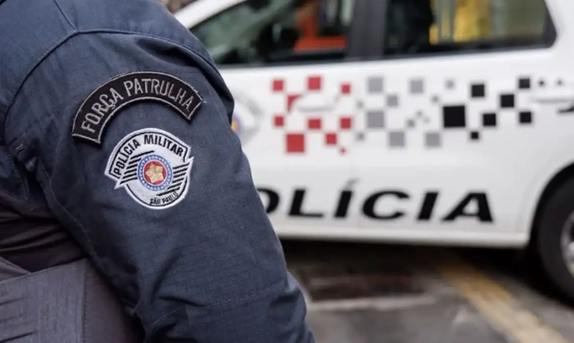 A policial militar Yasmin Ferreira foi suspensa de sua função pública por decisão judicial. A agente atirou e matou a Thawanna Salmázio, no dia 3 de abril.