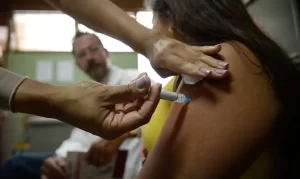 Mulher é vacinada no SUS