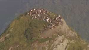 Turistas ilhados no Morro Dois Irmãos