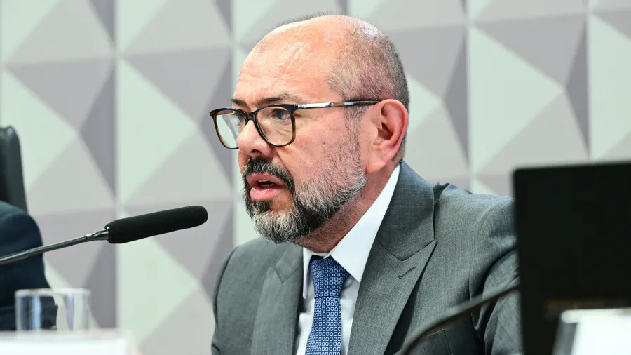 O ex-ministro da Previdência do governo Bolsonaro José Carlos Oliveira,… - Veja mais em https://noticias.uol.com.br/colunas/fabio-serapiao/2026/07/14/inss-ex-ministro-de-bolsonaro-recebeu-propina-de-r-550-mil-diz-pf.htm?cmpid=copiaecola